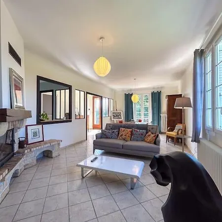 Casa vacanze Maison Cosy Avec Jardin Et Cheminée Sur Vichy *